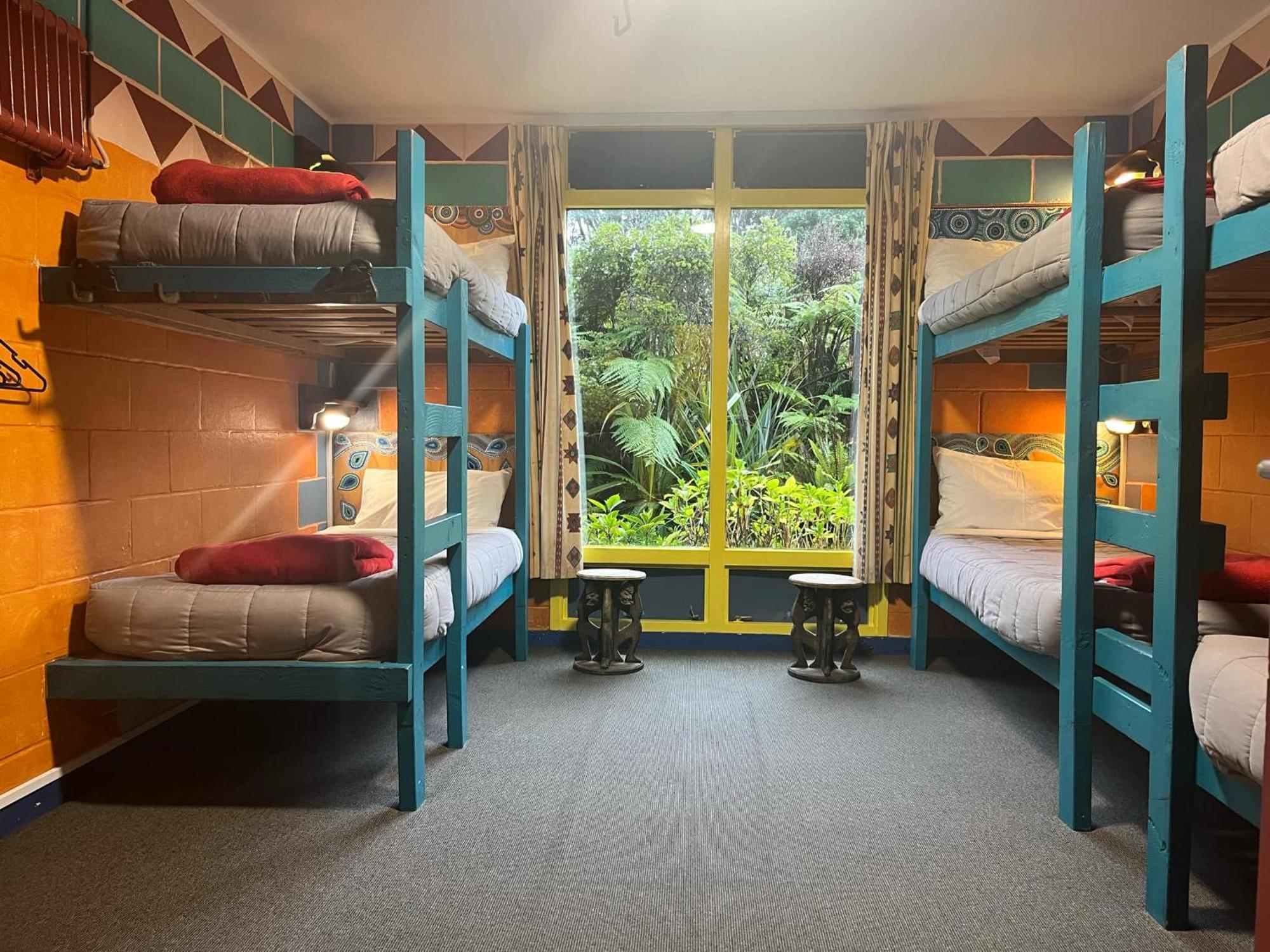 Global Village Travellers Lodge Greymouth Exterior foto A typical dorm room at a hostel