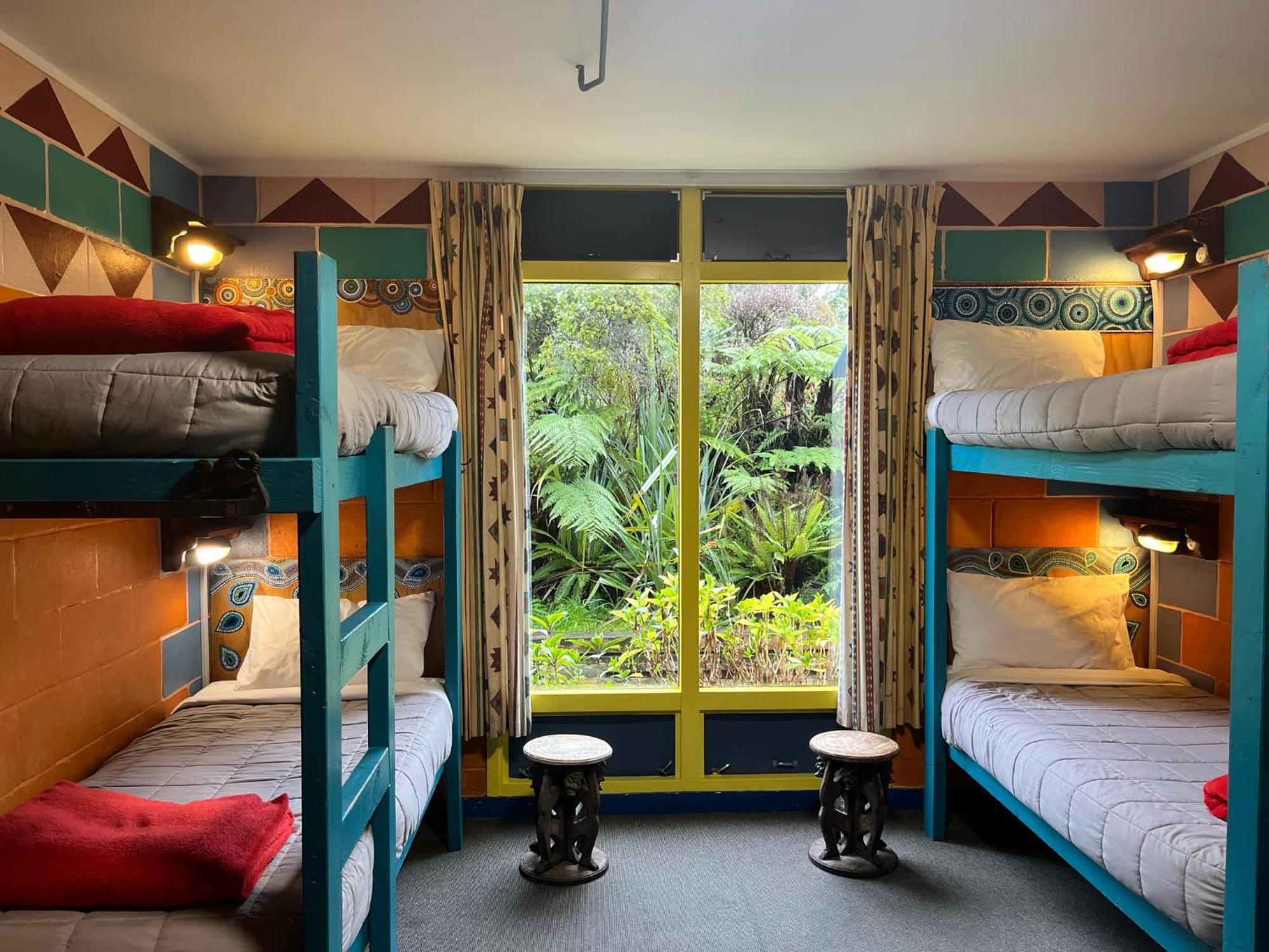 Global Village Travellers Lodge Greymouth Exterior foto A room at the hostel