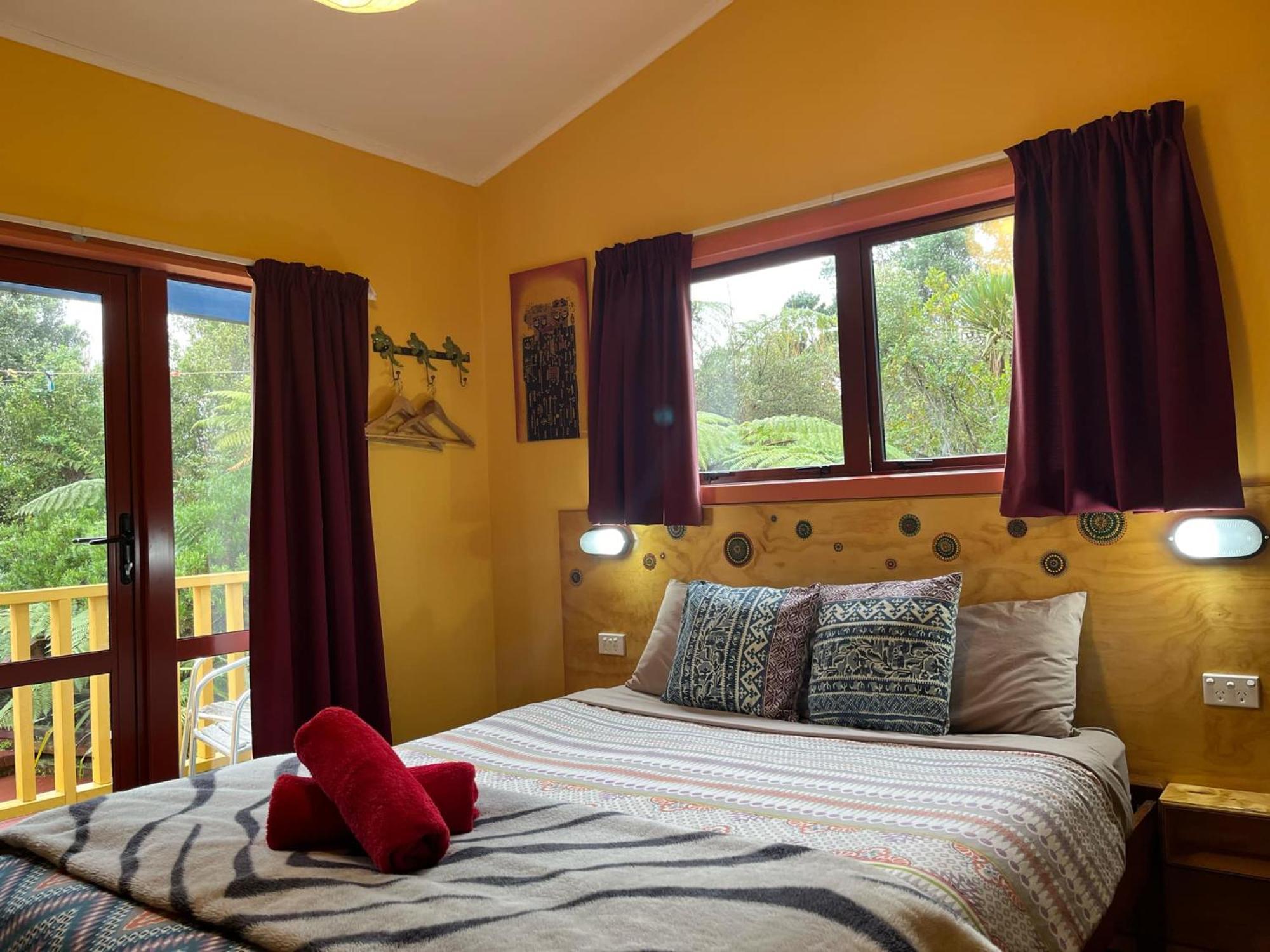 Global Village Travellers Lodge Greymouth Exterior foto A bedroom at the lodge