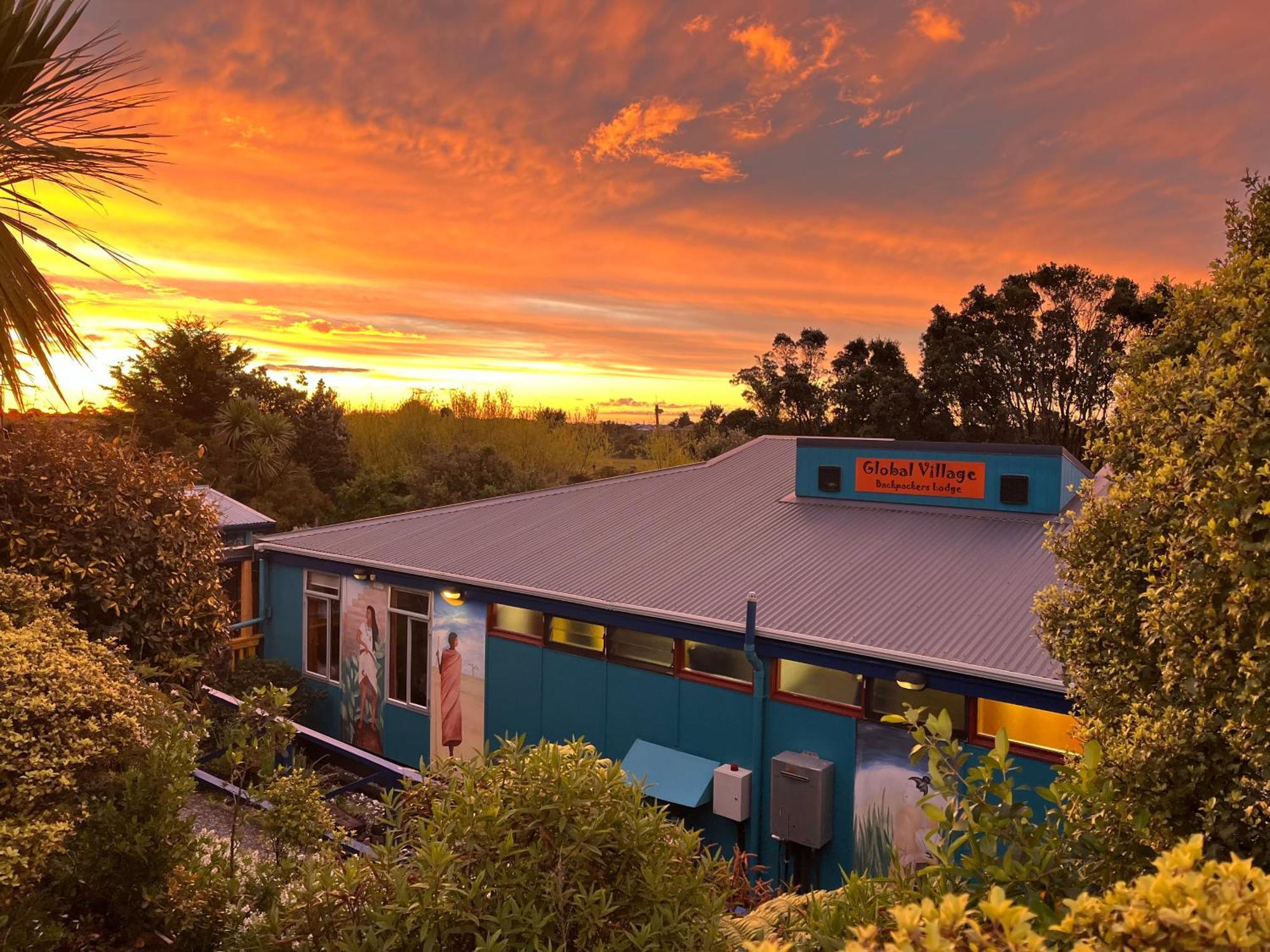 Global Village Travellers Lodge Greymouth Exterior foto The Village Theatre