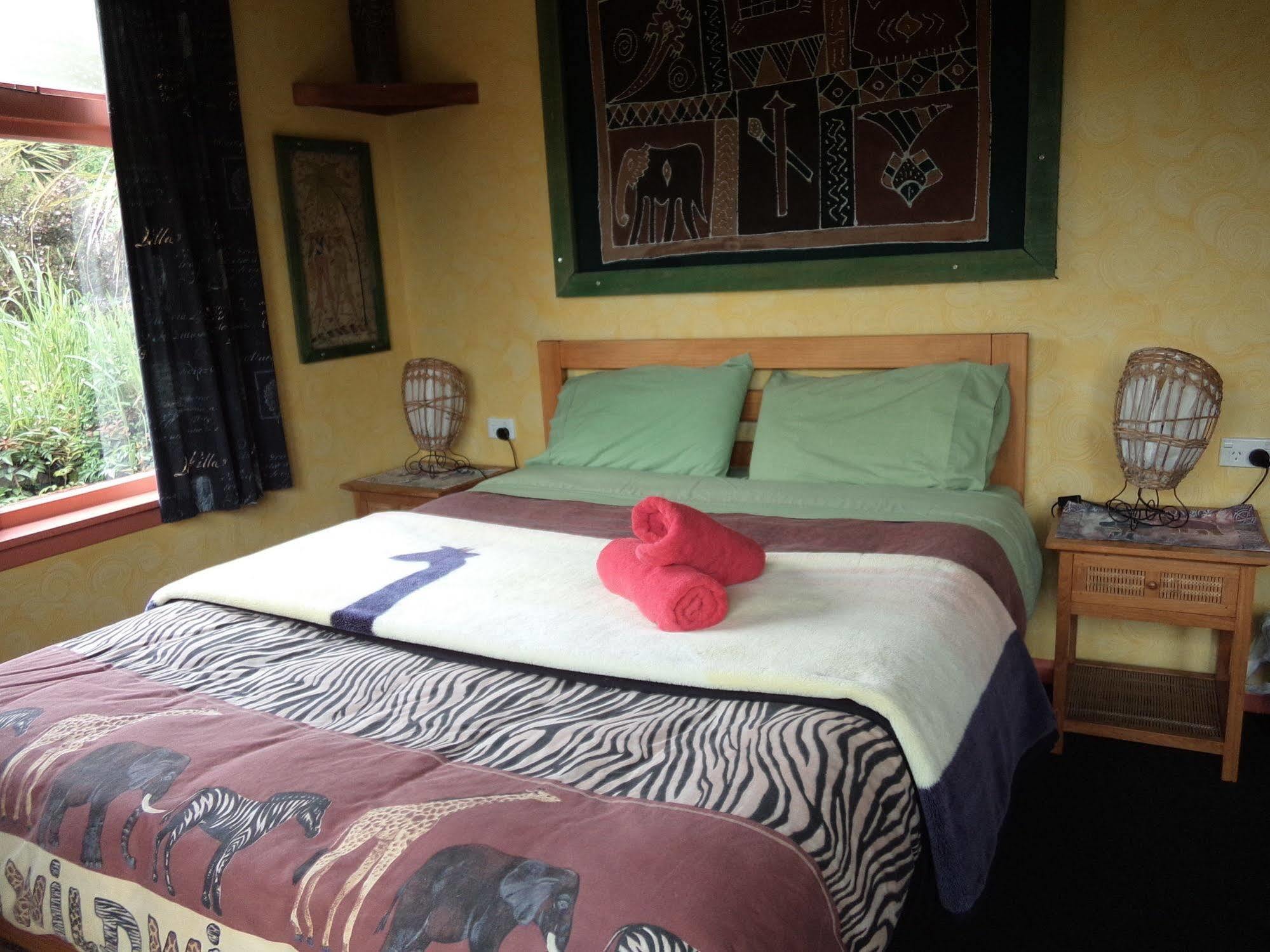 Global Village Travellers Lodge Greymouth Exterior foto A bedroom at the lodge