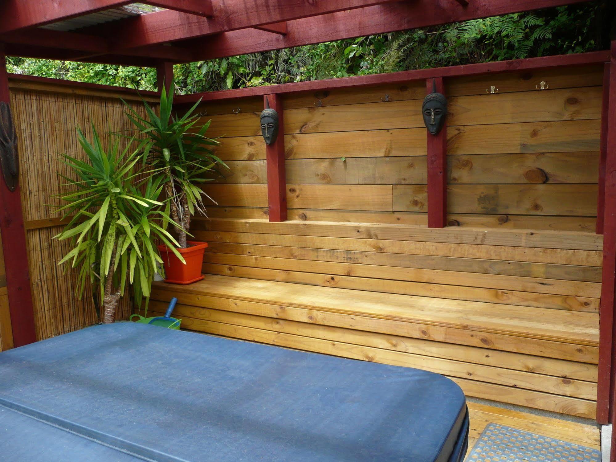 Global Village Travellers Lodge Greymouth Exterior foto A hot tub